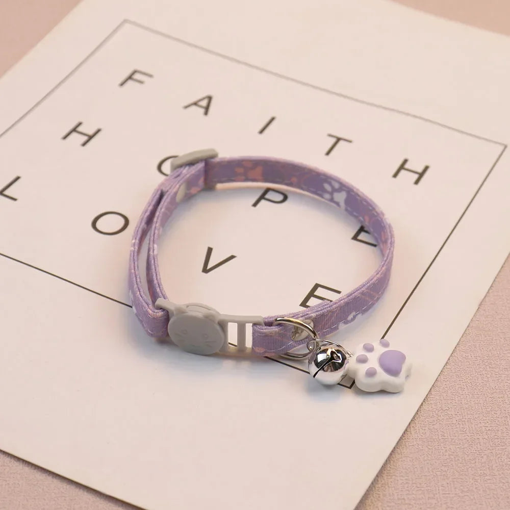 PawMode & CatCorner: Collar con Huellitas y Cascabel