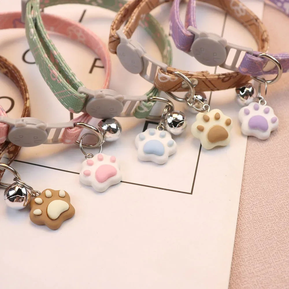 PawMode & CatCorner: Collar con Huellitas y Cascabel