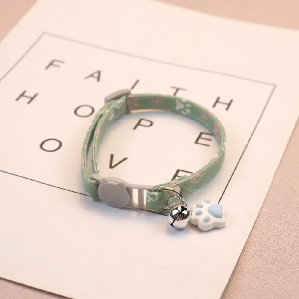 PawMode & CatCorner: Collar con Huellitas y Cascabel