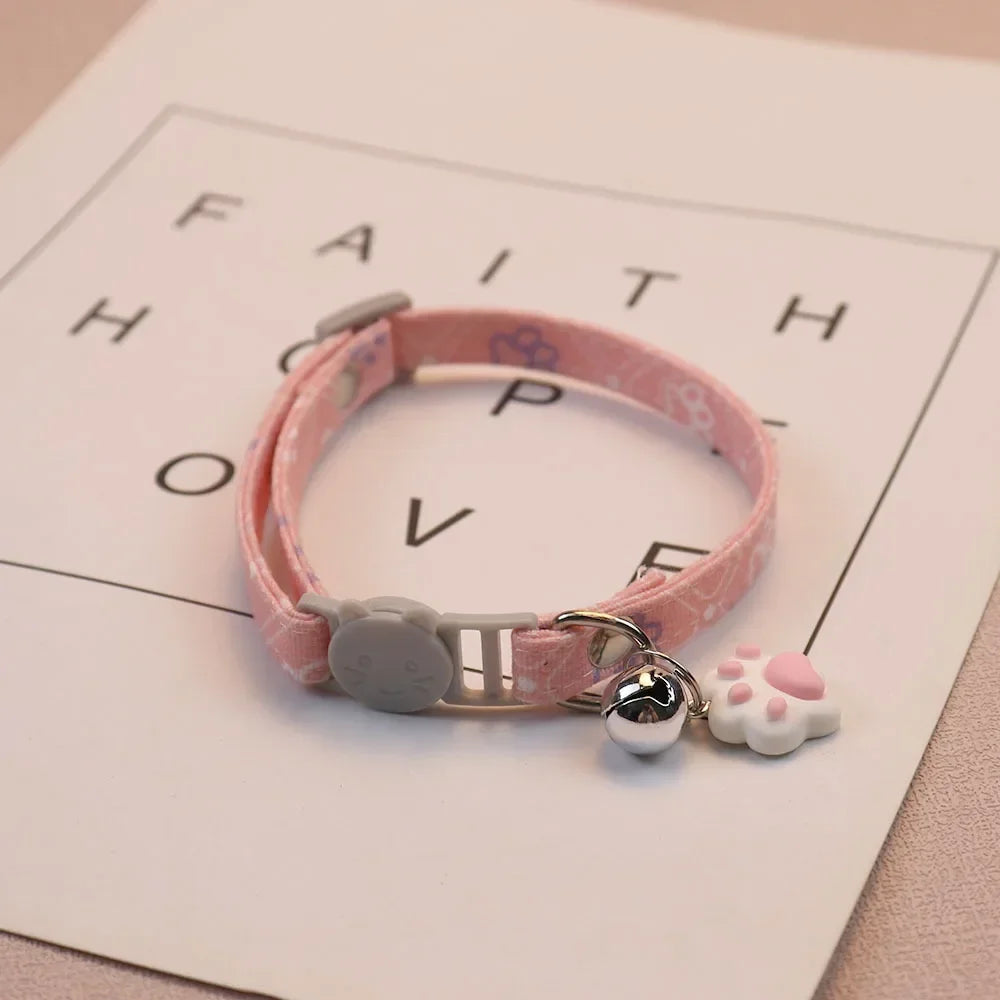 PawMode & CatCorner: Collar con Huellitas y Cascabel