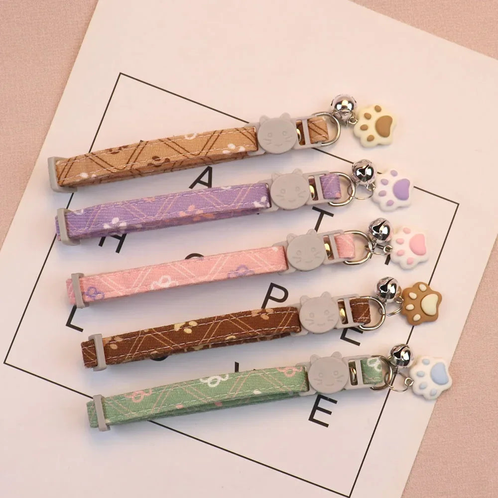 PawMode & CatCorner: Collar con Huellitas y Cascabel