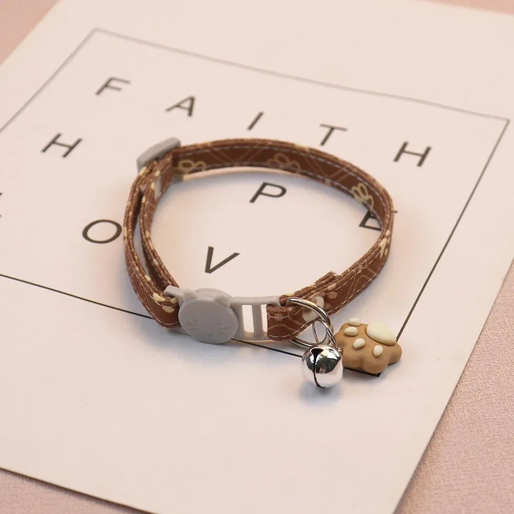 PawMode & CatCorner: Collar con Huellitas y Cascabel