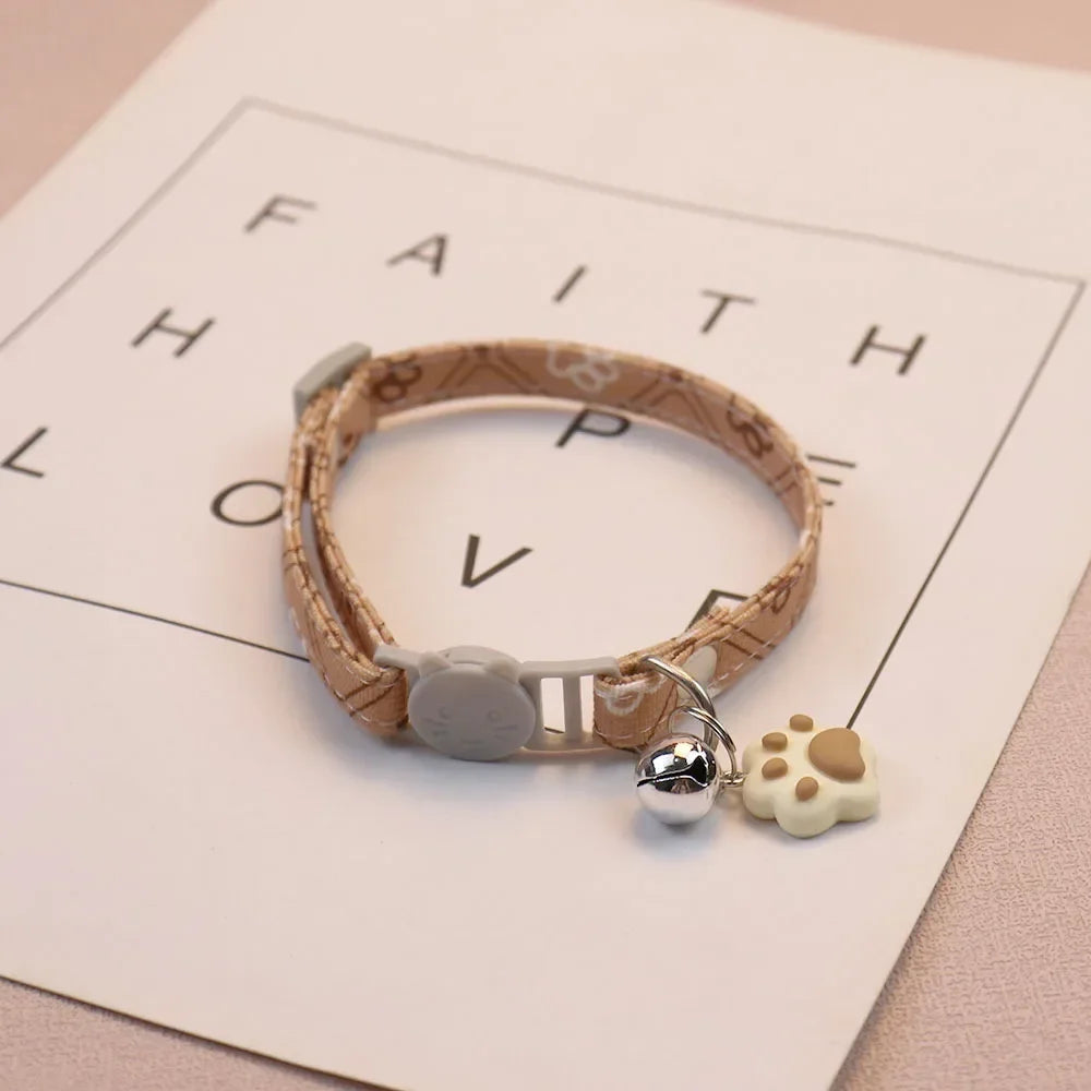 PawMode & CatCorner: Collar con Huellitas y Cascabel